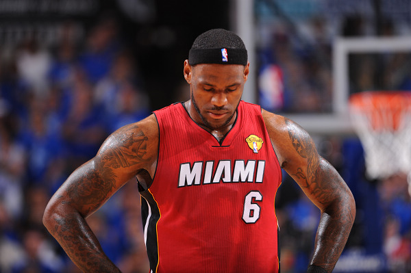 亚特兰大虽有回暖迹象，但进攻防守仍需提升。（亚特兰大呈回暖势头，攻防仍有提升空间）