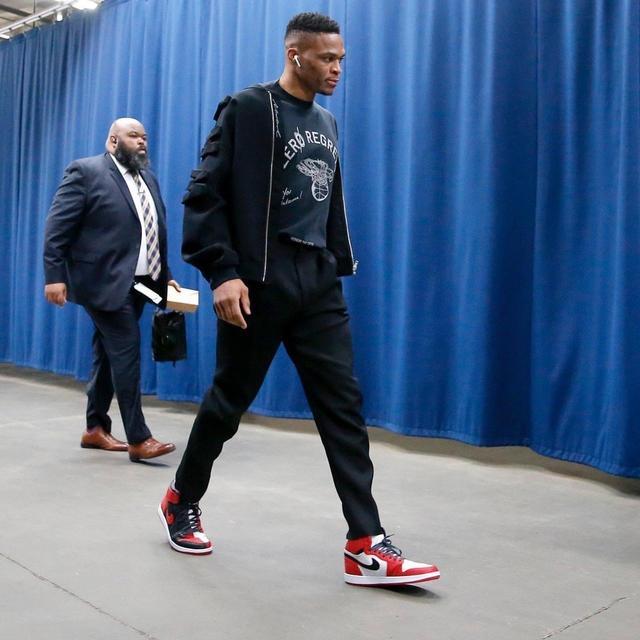 博努奇：小基耶萨可能踢附加赛；球员明白穿意大利球衣的责任（博努奇称小基耶萨有望出战附加赛，蓝衣军团球员深知责任）