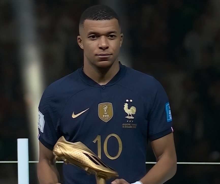 记者：曼联有意阿贾克斯17岁中场乔西-莫基奥（记者称曼联看中阿贾克斯17岁中场新星乔西-莫基奥）