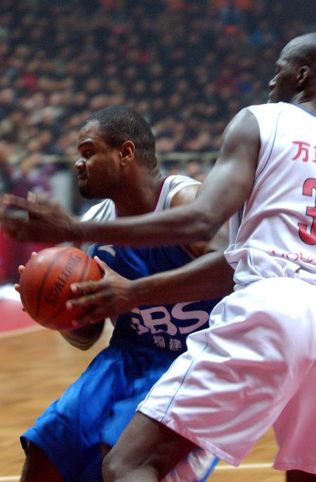 篮球NBA裁判再陷争议，两队抗议判罚（NBA判罚再掀风波，两队齐声抗议）